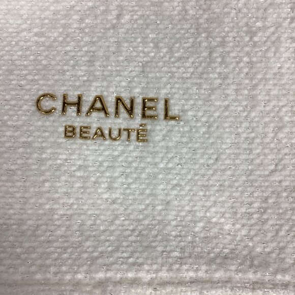 Chanel Holiday Makeup Bag - 2024 Snowflake Zipper - Picture 2 of 16